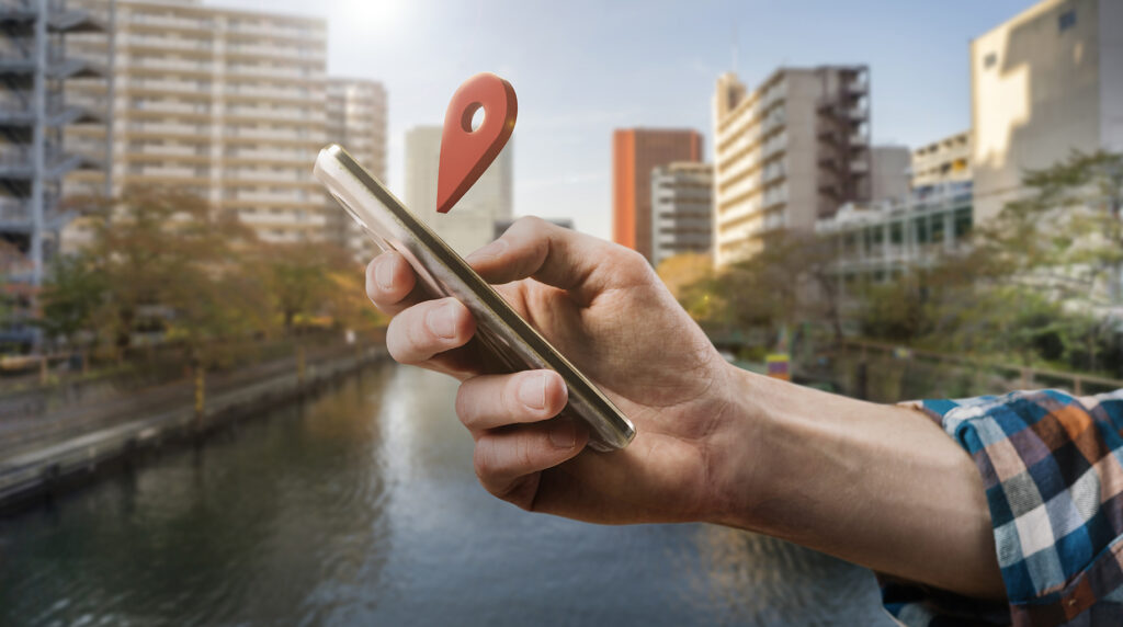 Man holding a phone with FPS near a canal.

What is IoT asset tracking?